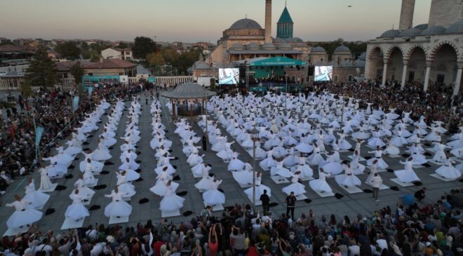 Konya’da Mevlana’nın huzurunda 250 semazen aynı anda sema icra etti